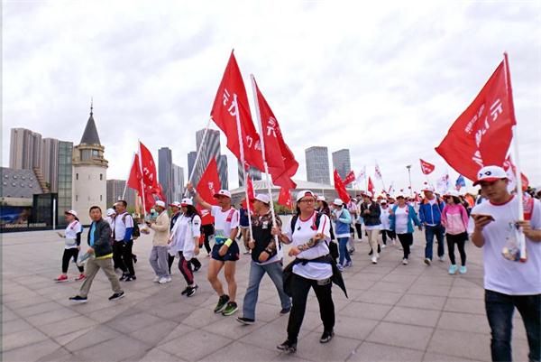 夺目的红——活尔元力棒战队再战大连国际徒步大会